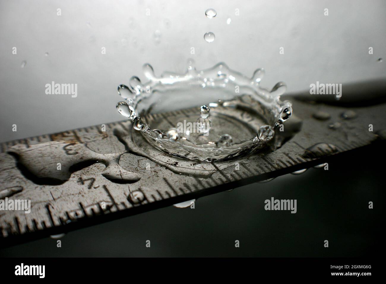 Spruzzi d'acqua su un righello d'argento Foto Stock