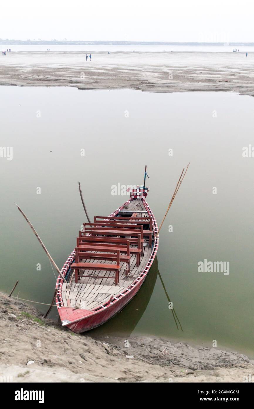 Barca al fiume Padma in Rajshahi, Bangladesh Foto Stock