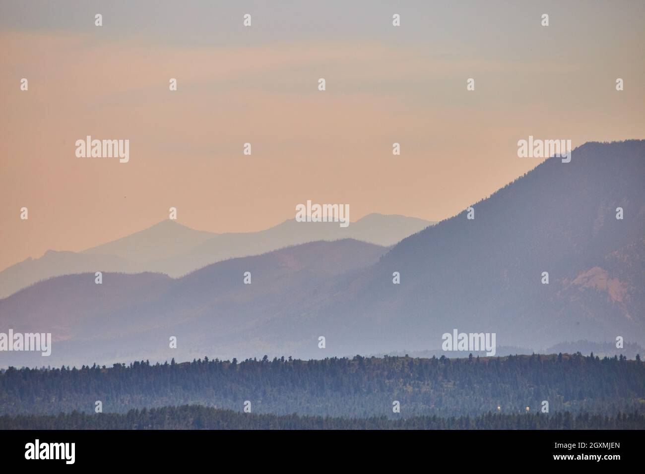 Foggiati di montagna al tramonto Foto Stock