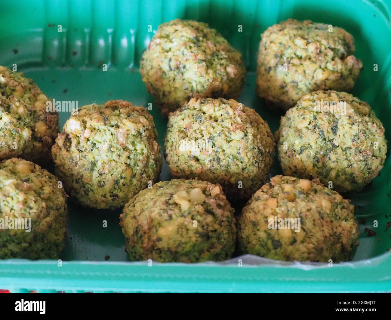 falafel tradizionale cibo dastern medio, frittella a sfera fritta in profondità a base di ceci macinati e fava fagioli Foto Stock