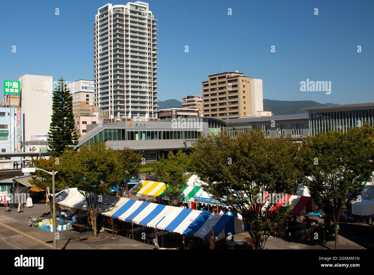 Mercato all'aperto vicino alla stazione ferroviaria di Shimizu, Shimizu, Giappone Foto Stock