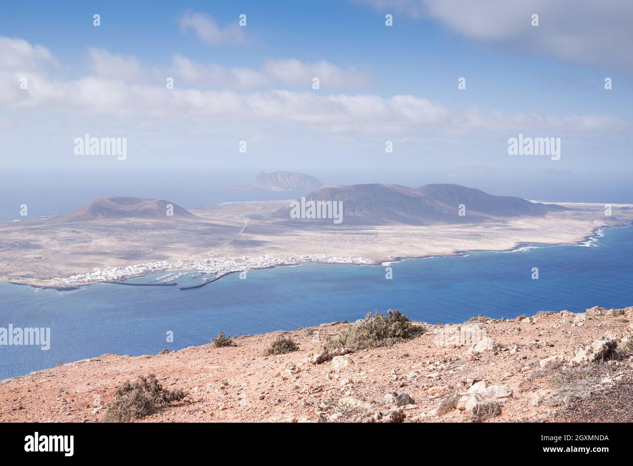 Vista mozzafiato dell'isola la Graciosa dalla scogliera del nord-ovest di Lanzarote Foto Stock