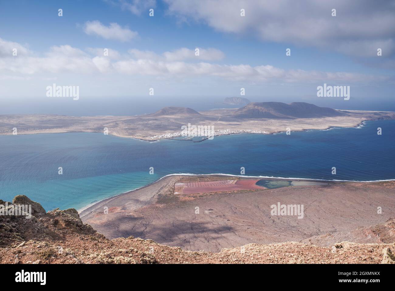 Vista mozzafiato dell'isola la Graciosa dalla scogliera del nord-ovest di Lanzarote Foto Stock