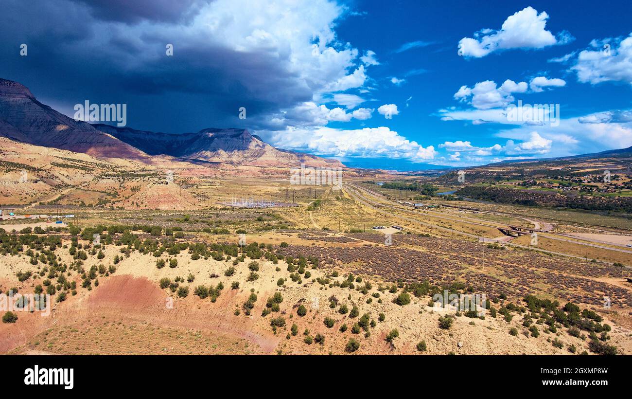 Montagne desertiche con nuvola tempesta che getta ombra Foto Stock