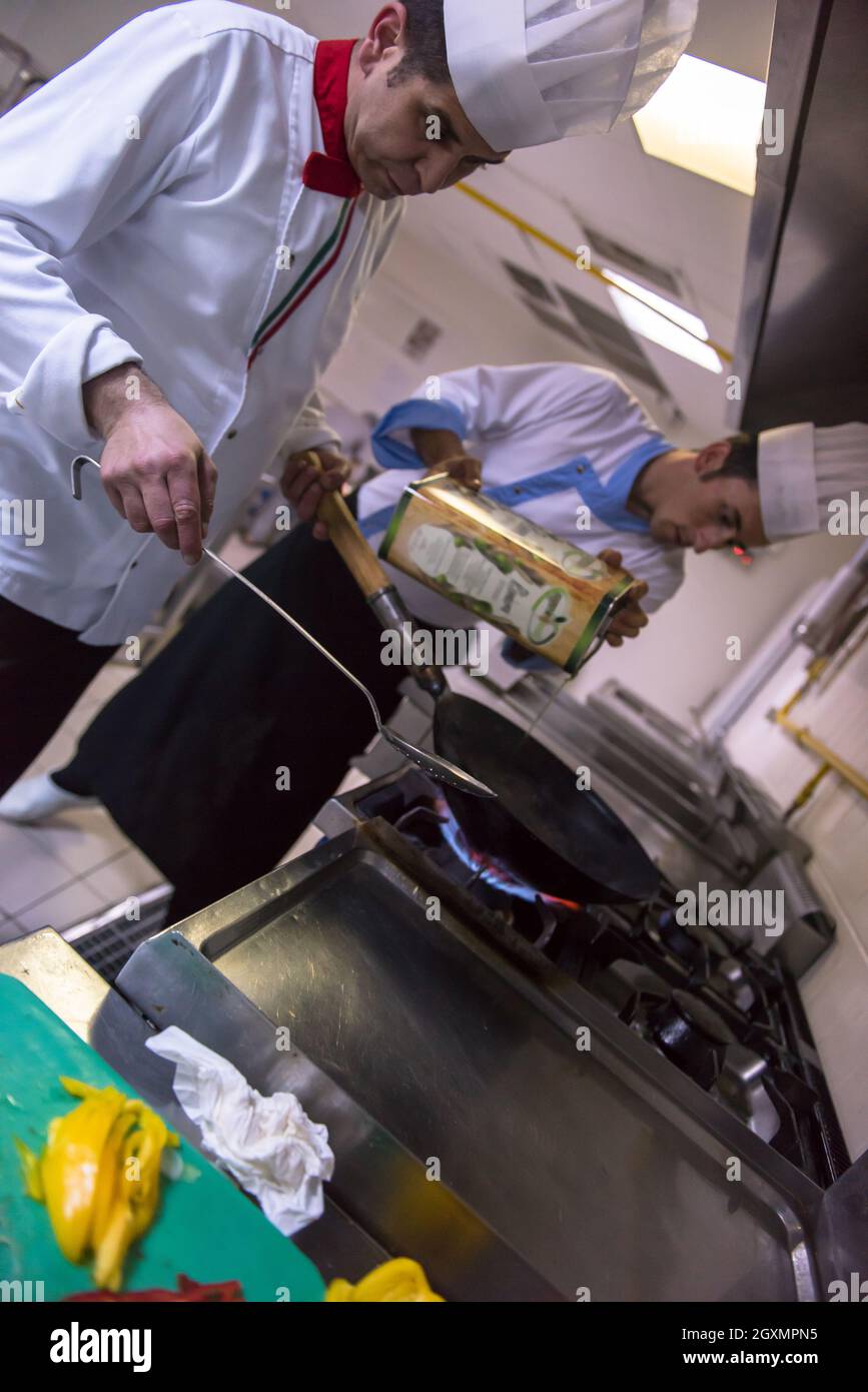 Lo chef prepara cibi, frittura in padella wok. La vendita e il concetto di cibo Foto Stock