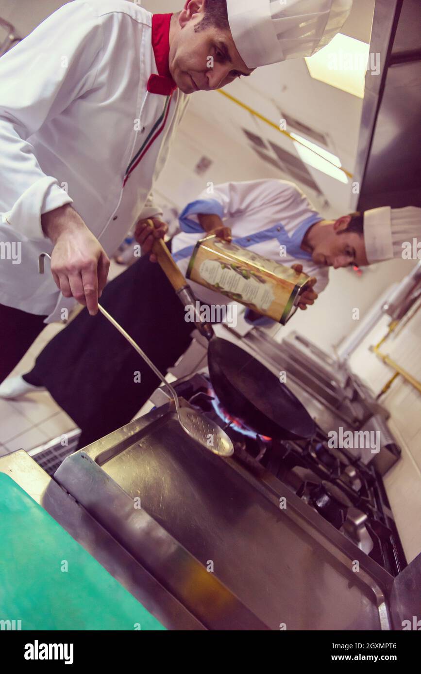 Lo chef prepara cibi, frittura in padella wok. La vendita e il concetto di cibo Foto Stock