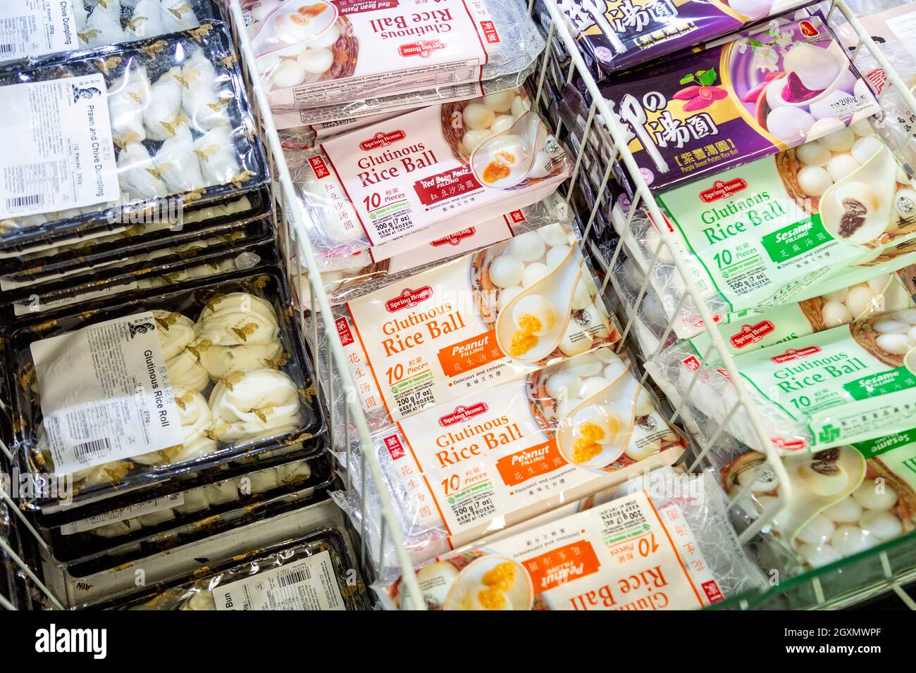 Sale di riso glutinose in un congelatore presso un supermercato cinese, Chinatown, Londra, Regno Unito Foto Stock
