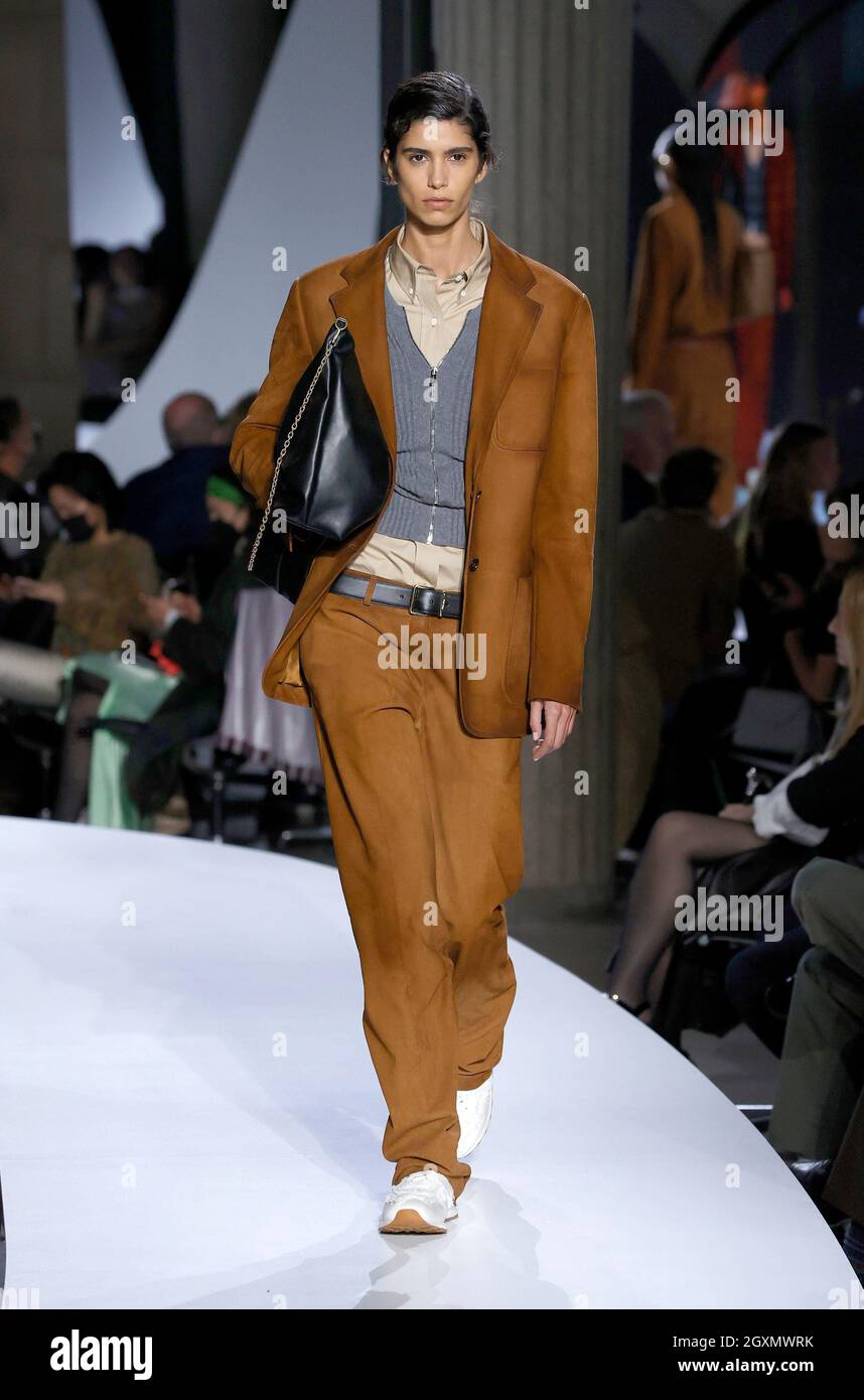 Parigi, Francia. 5 ottobre 2021. Un modello presenta una creazione della collezione  Primavera/Estate 2022 Ready to Wear per Miu Miu durante la Paris Fashion  Week, Parigi, Francia, 5 ottobre 2021. Credit: Piero