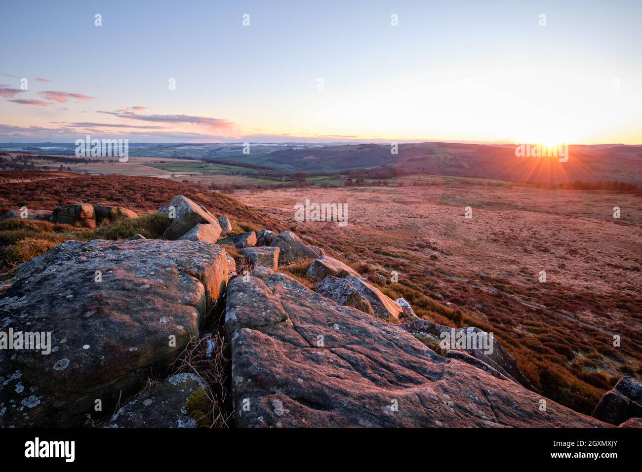 Tramonto sulle rocce su White Edge Moor, Peak District, Regno Unito Foto Stock