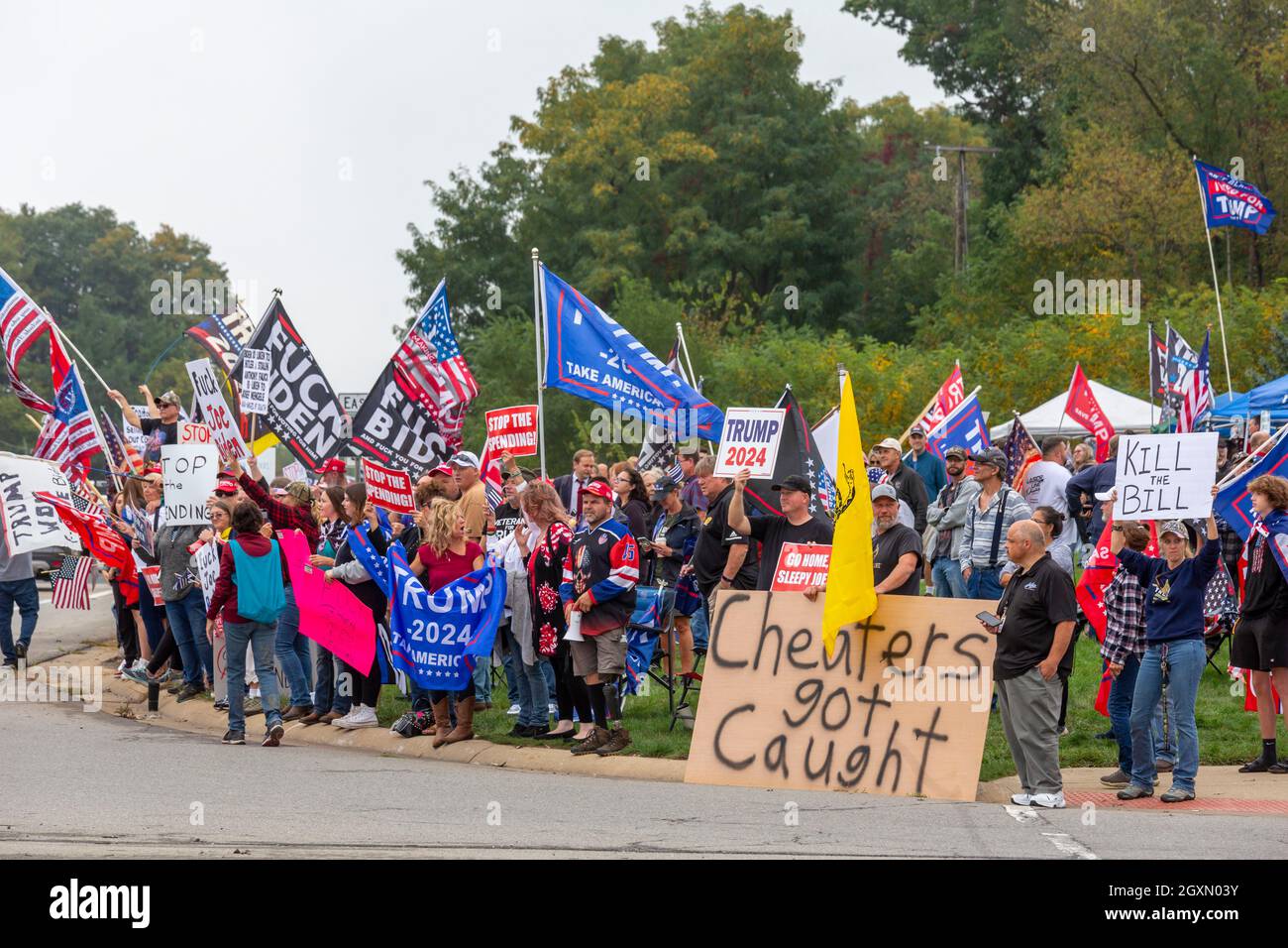 Howell, Michigan, Stati Uniti. 5 ottobre 2021. I repubblicani protestano mentre il presidente Joe Biden visita il Michigan per promuovere il suo piano Build Back Better. Il piano di Biden comprende fondi per combattere il cambiamento climatico e per allontanare i bambini dalla provertà. Il Livingston County Republic Party ha definito la sua protesta "Stop the Spending Rally". Credit: Jim West/Alamy Live News Foto Stock