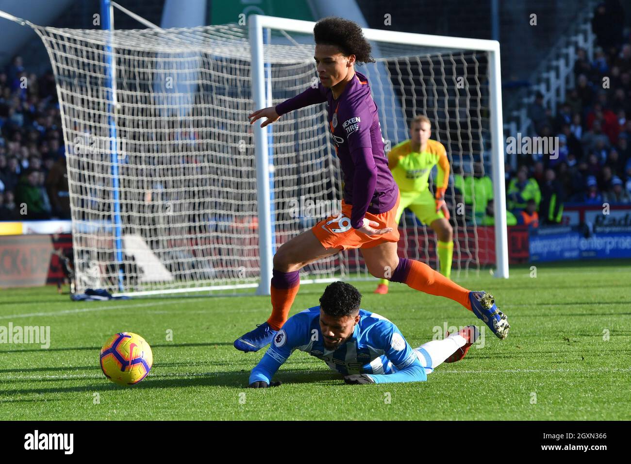 Leroy Sane di Manchester City in azione contro Elias Kachunga di Huddersfield Town Foto Stock