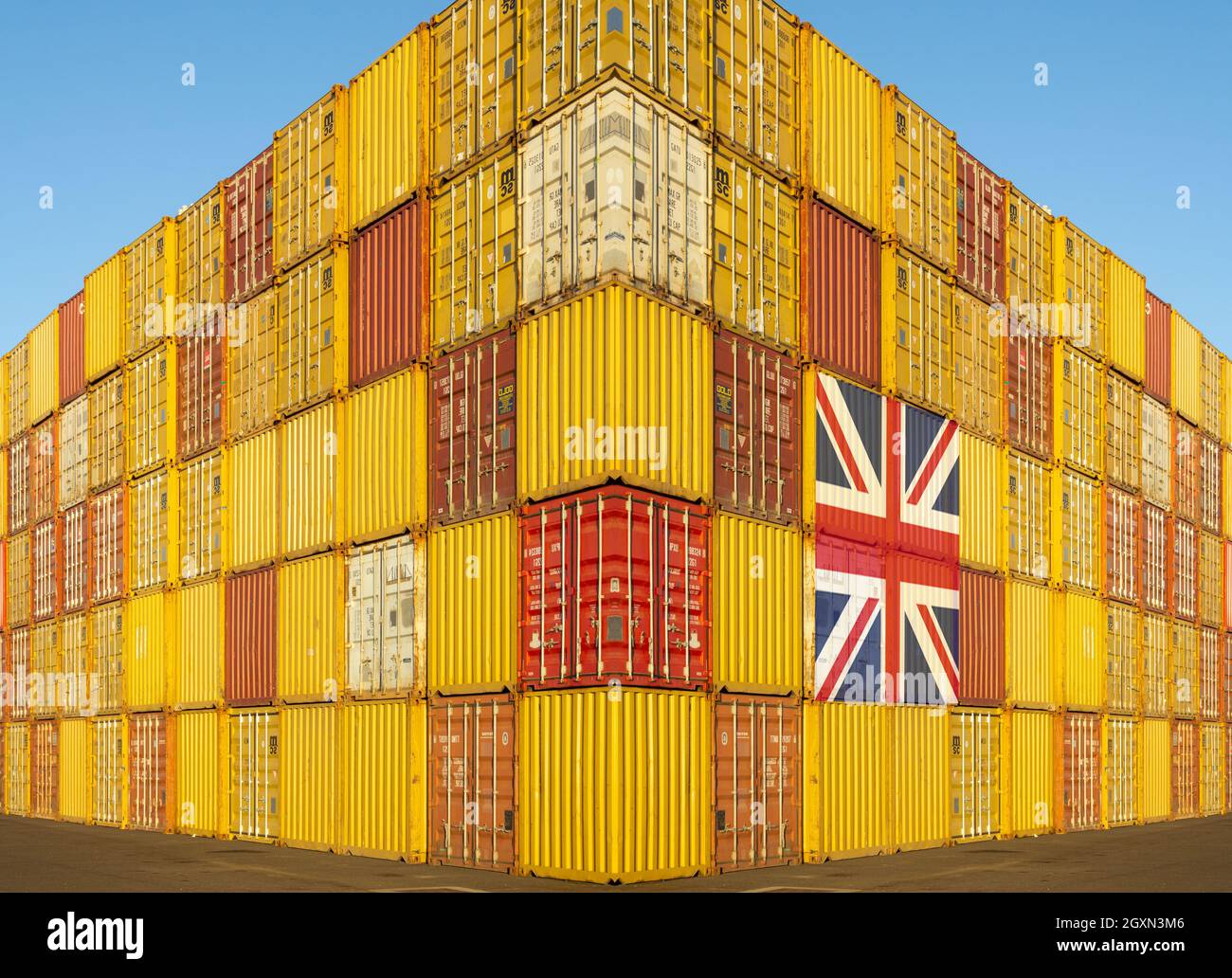 Bandiera del Regno Unito sui contenitori di spedizione in banchine. Post-Brexit accordi commerciali nel regno unito, carenza di container, costi di spedizione, economia del regno unito hgv driver deficit... concetto. Foto Stock