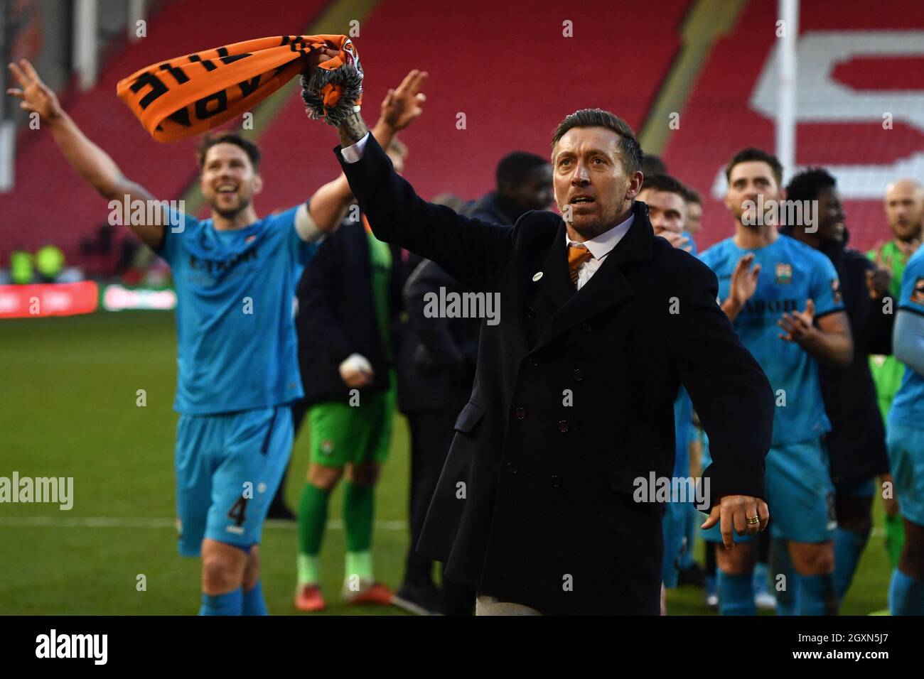 Darren Currie, direttore del Barnet, festeggia dopo il fischio finale Foto Stock