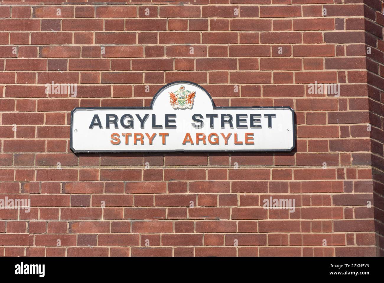 Segnaletica stradale in inglese e gallese, Argyle Street, Wrexham (Wrecsam), Wrexham County Borough, Galles, Regno Unito Foto Stock