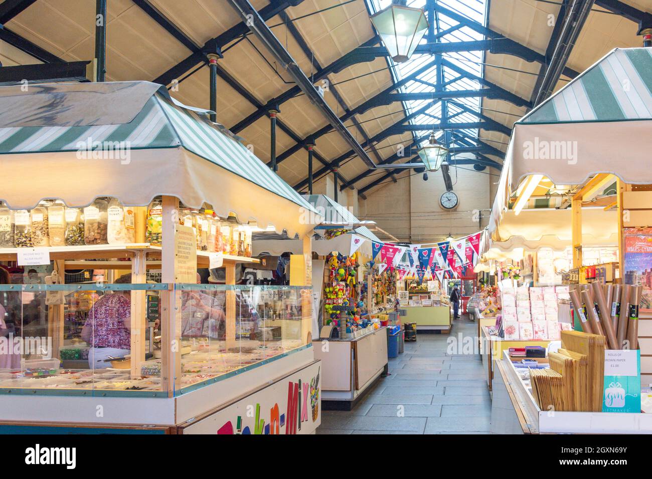 Bancarelle artigianali all'interno del mercato dei macellai del XIX secolo, High Street, Wrexham (Wrecsam), Wrexham County Borough, Galles, Regno Unito Foto Stock