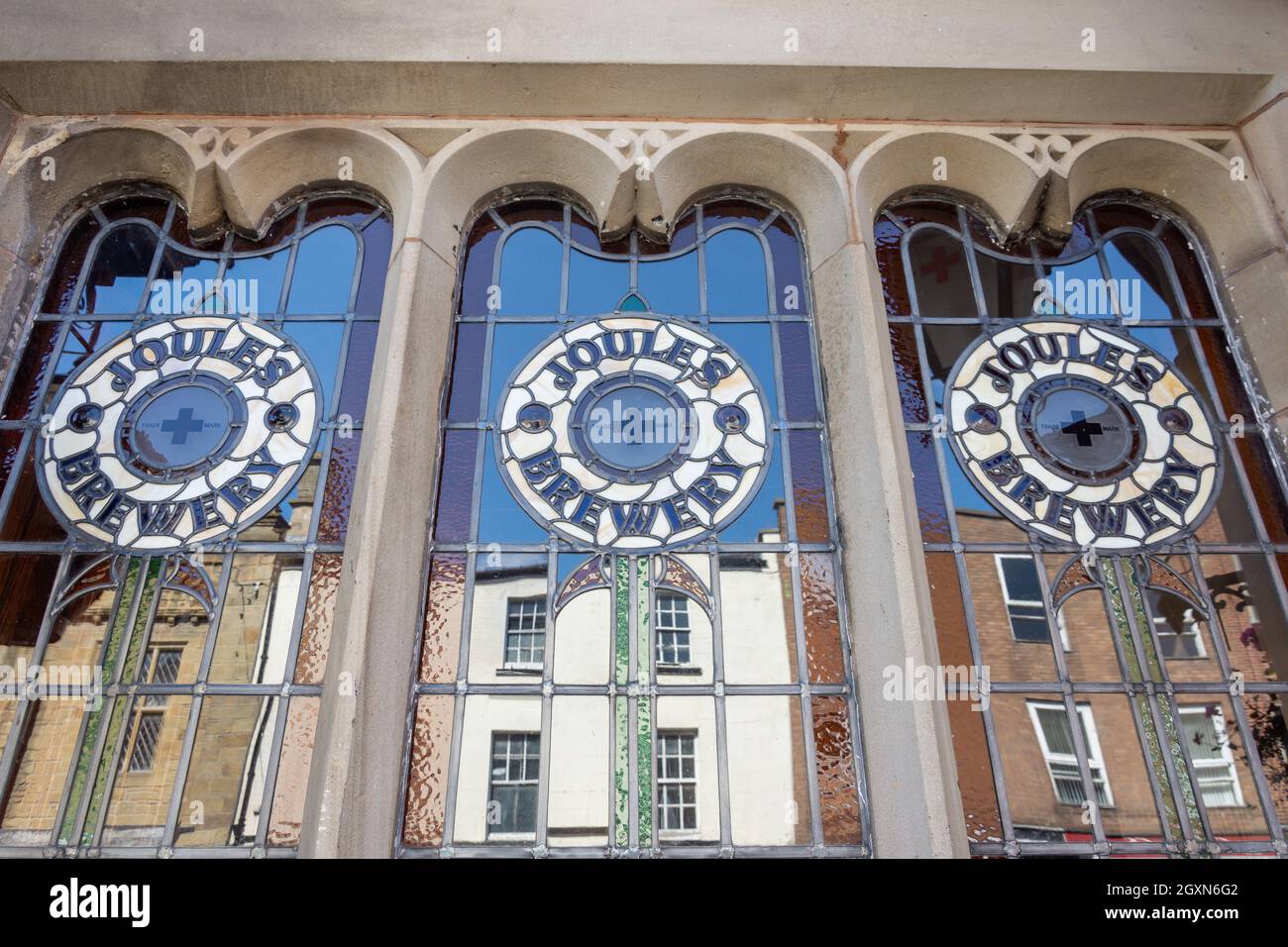 Il Royal Oak Pub & Joules Brewery vetrate colorate, High Street, Wrexham (Wrecsam), Wrexham County Borough, Galles, Regno Unito Foto Stock
