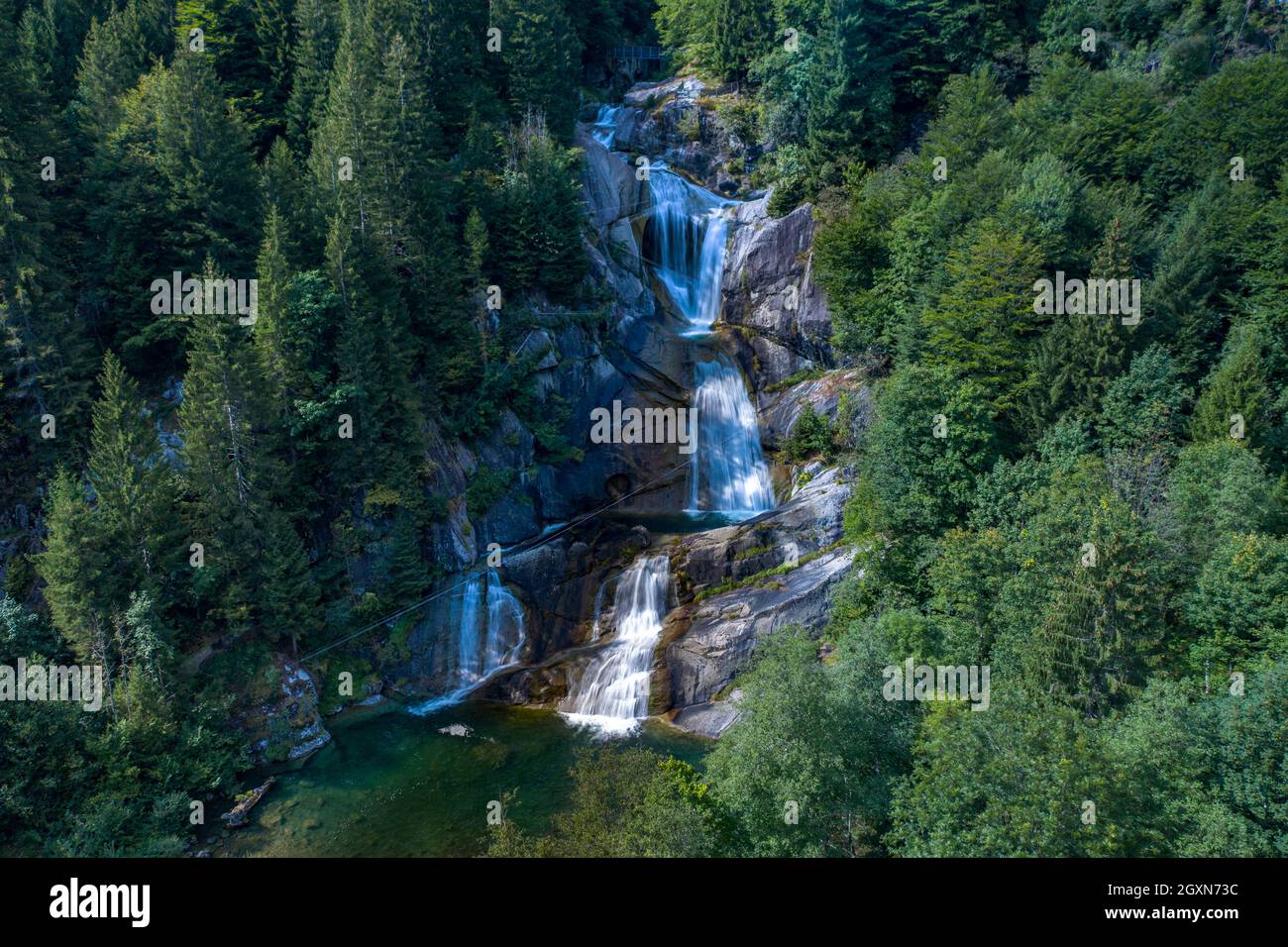 Cascata Tina è una delle più belle cascate della Val di Daone, situata a  Ponte Tina, 2 km prima del Lago Boazza nella regione Trentino-Alto Adige  Foto stock - Alamy