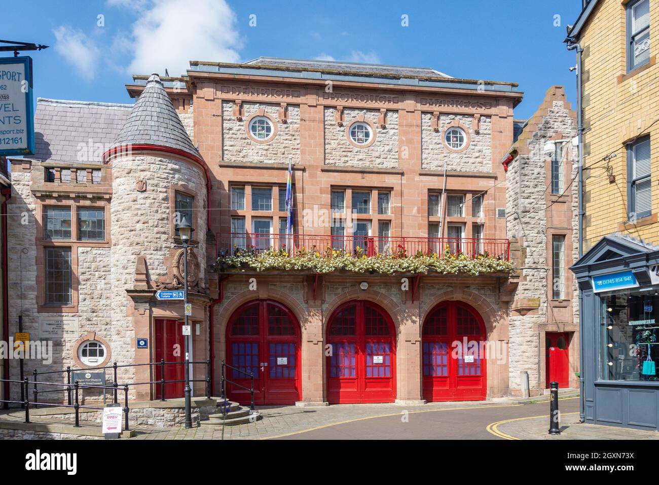 Edificio del consiglio comunale di Denbigh, Crown Lane, High Street, Denbigh (Dinbych), Denbighshire (Sir Ddinbych), Galles, Regno Unito Foto Stock