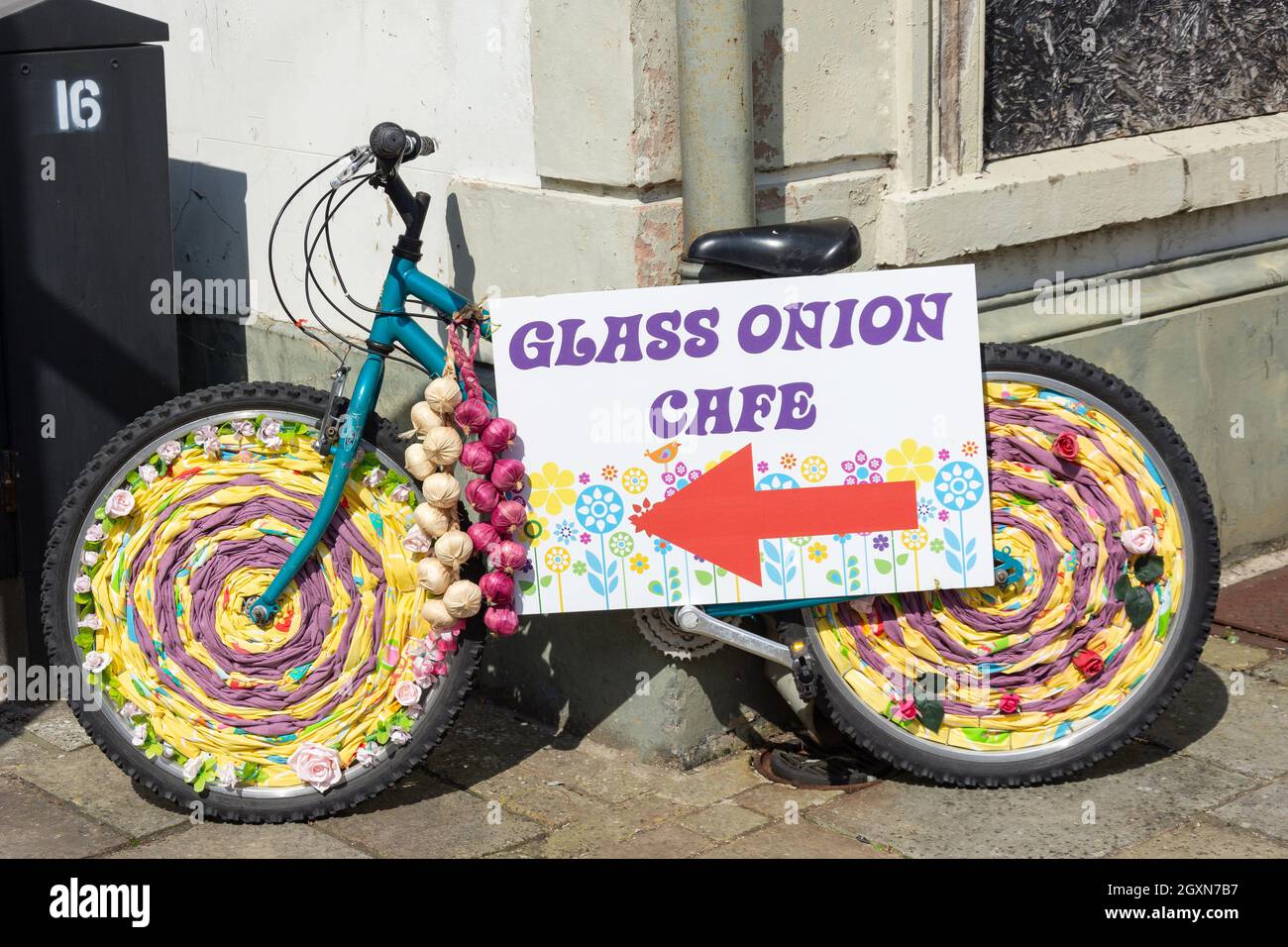 Cartello per bicicletta in vetro ONION Cafe, High Street, Denbigh (Dinbych), Denbighshire (Sir Ddinbych), Galles, Regno Unito Foto Stock