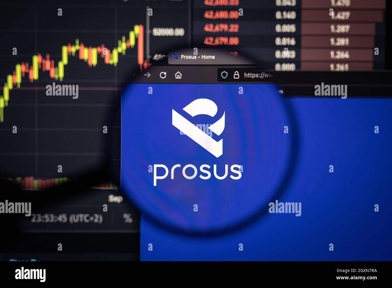 Prosus, logo aziendale su un sito web con blurry di mercato azionario sviluppi in background, visto su uno schermo del computer attraverso una lente d'ingrandimento Foto Stock