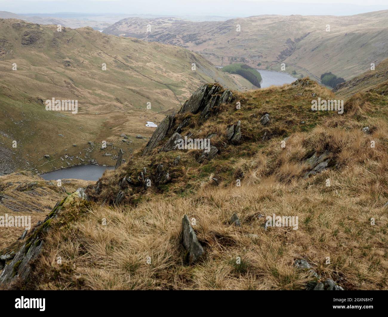 Paesaggio roccioso lakeland da Nan Bield passa High Street guardando giù su Small Water & Haweswater (formato da Damming Mardale) Cumbria, Inghilterra, Regno Unito Foto Stock