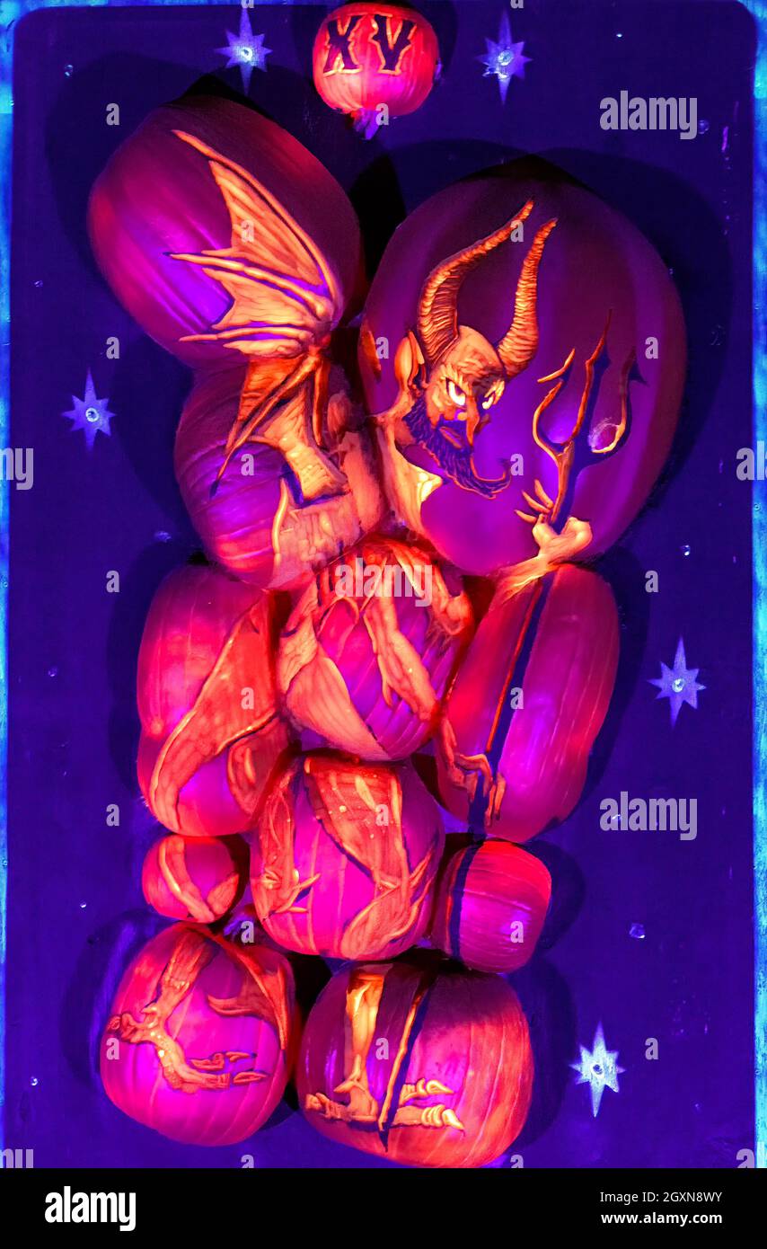 Una scultura luminosa illuminata di un diavolo utilizzato per decorazioni o display di Halloween. Calgary, Alberta, Canada Foto Stock