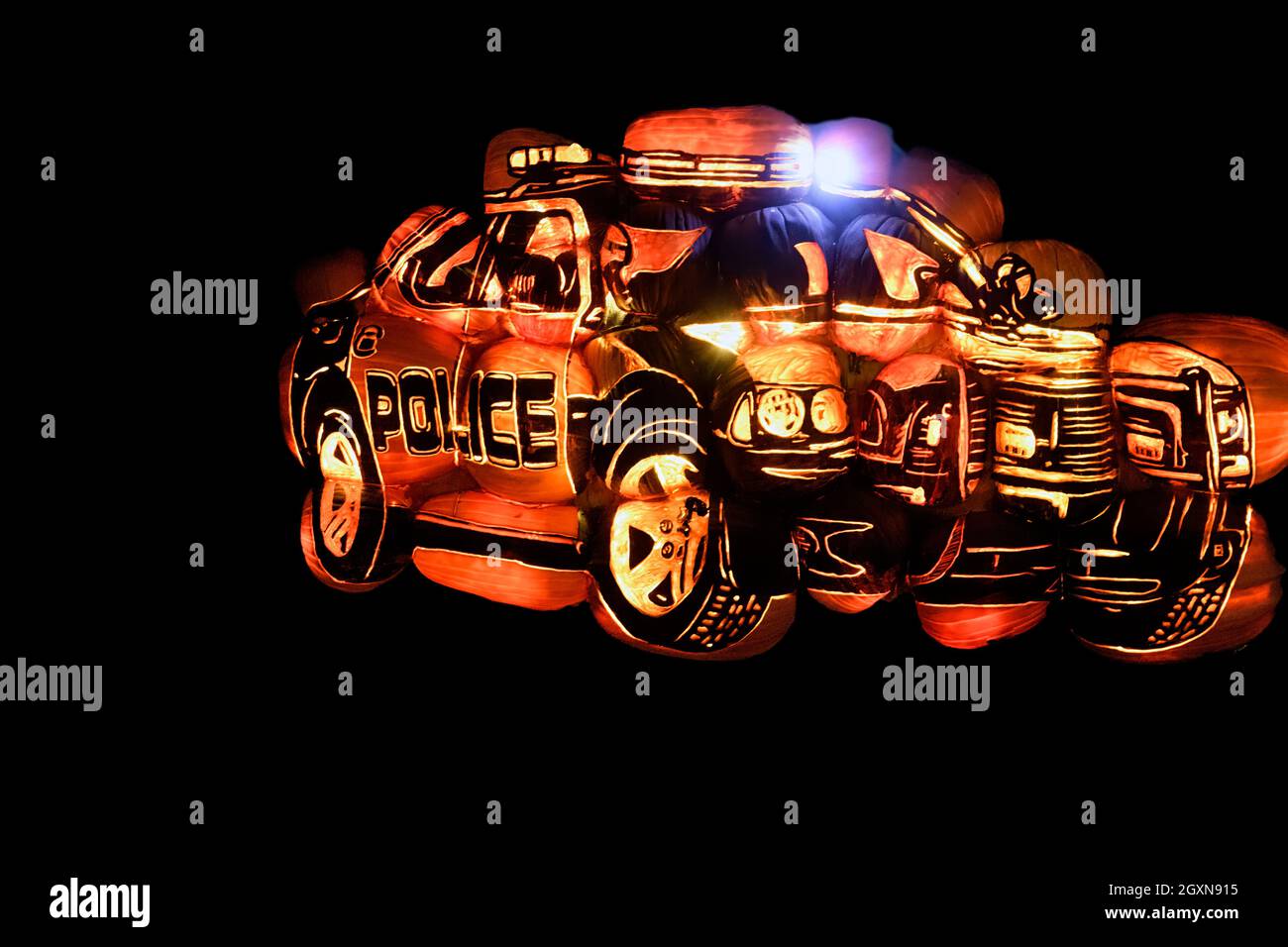 Una scultura luminosa illuminata di un'auto della polizia utilizzata per decorazioni o display di Halloween. Calgary, Alberta, Canada Foto Stock