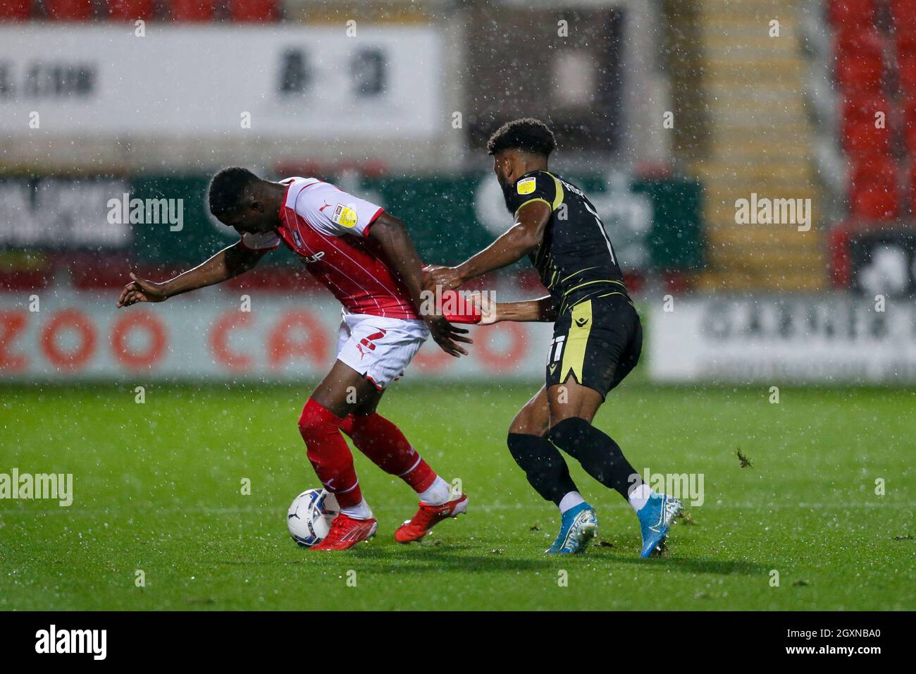 Rotherham, Regno Unito. 05 ottobre 2021. WES Harding #2 di Rotherham United e Myles Hippolyte #11 di Scunthorpe United a Rotherham, Regno Unito il 10/5/2021. (Foto di ben Early/News Images/Sipa USA) Credit: Sipa USA/Alamy Live News Foto Stock