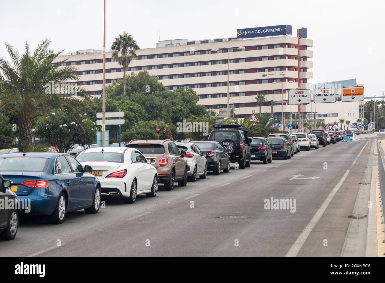 Auto in coda per passare attraverso la dogana a Gibilterra, la linea de la Concepcion, Spagna Foto Stock