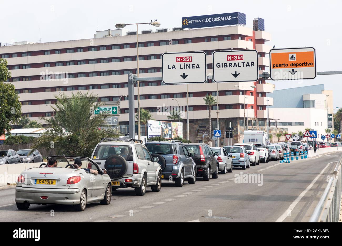 Auto in coda per passare attraverso la dogana a Gibilterra, la linea de la Concepcion, Spagna Foto Stock