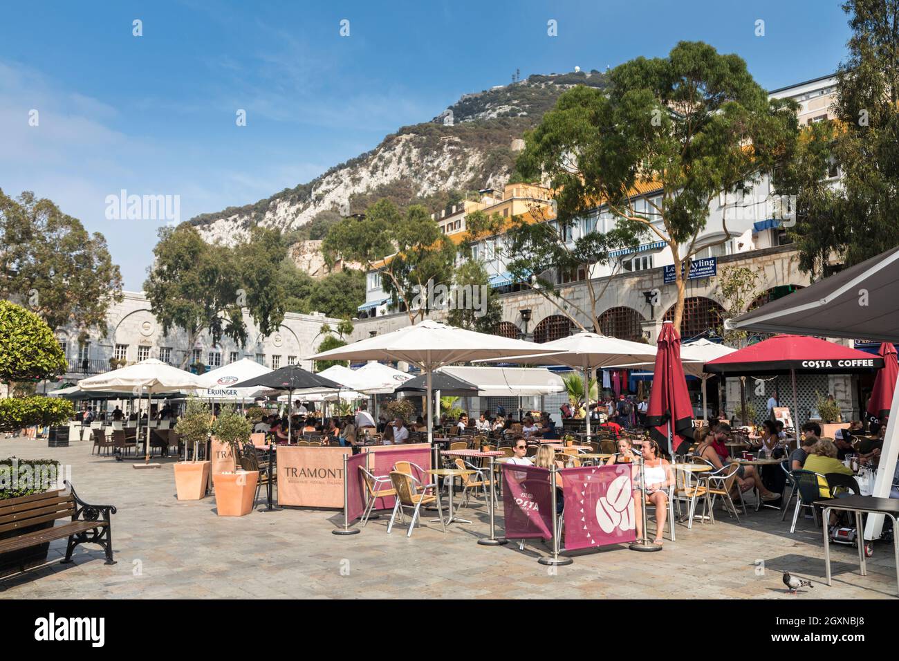 Persone sedute all'aperto in Piazza Grand Casements, Gibilterra Foto Stock