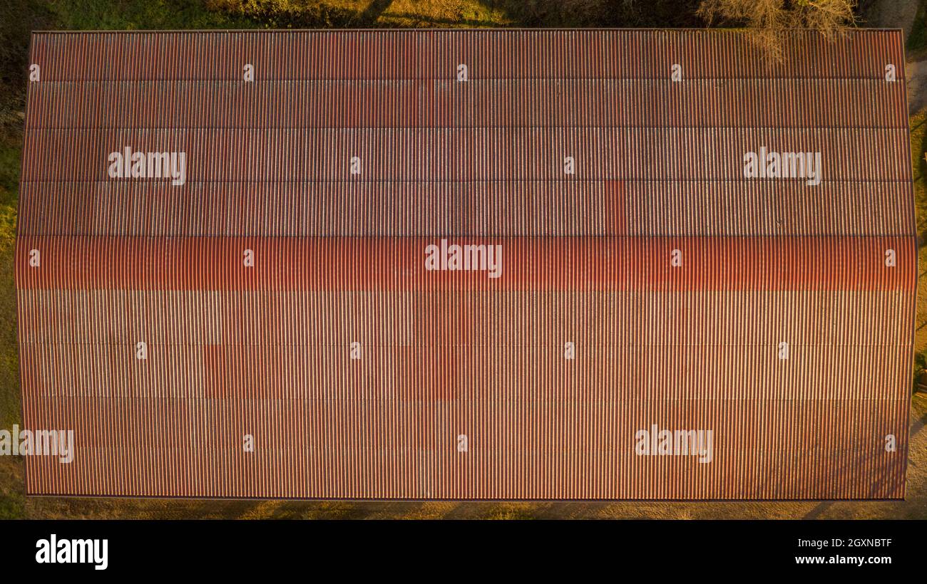 Le alette del tetto sono danneggiate e necessitano di riparazione Foto Stock