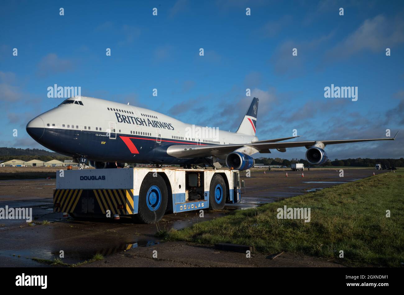 Smantellamento della British Airways Boeing 747 G-BNLY parcheggiato a Dunsfold Aerodrome, Surrey, Regno Unito Foto Stock
