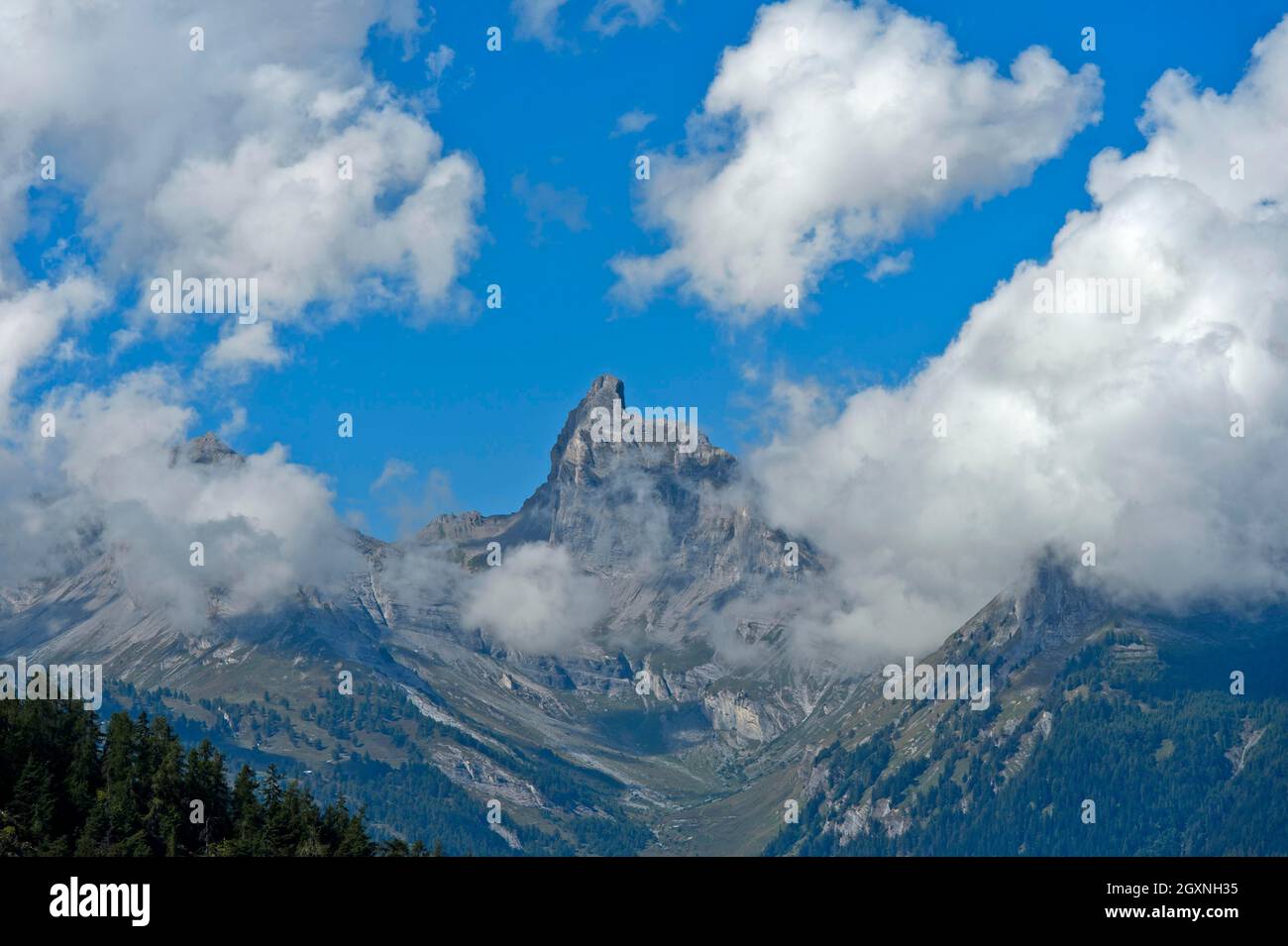 Le nuvole si riversano sulla cima del Petit Muveran, Ovronnaz, Vallese, Svizzera Foto Stock