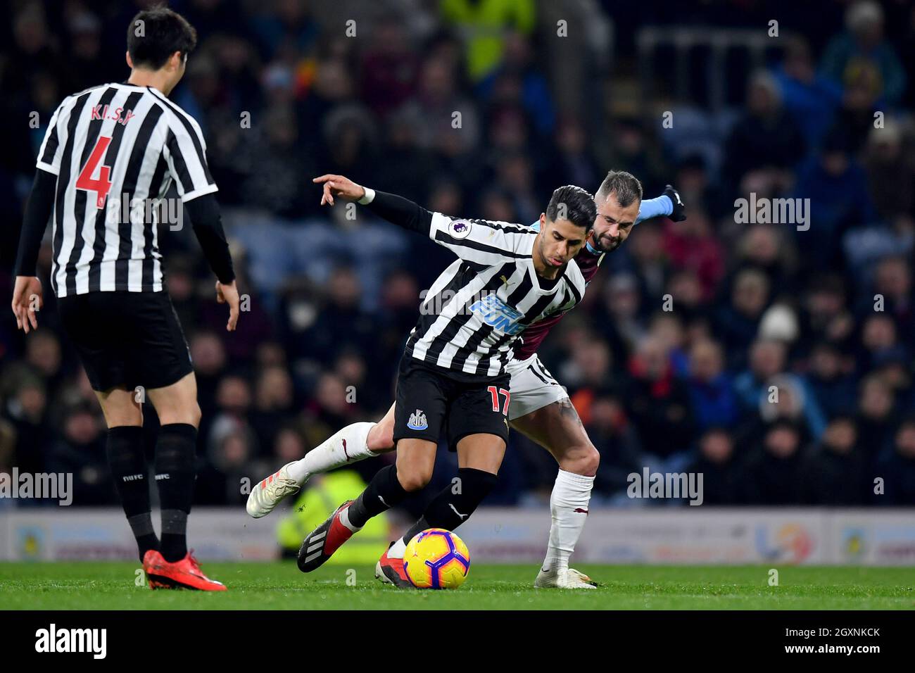 Steven Defour di Burnley e Ayoze Perez del Newcastle United combattono per la palla Foto Stock