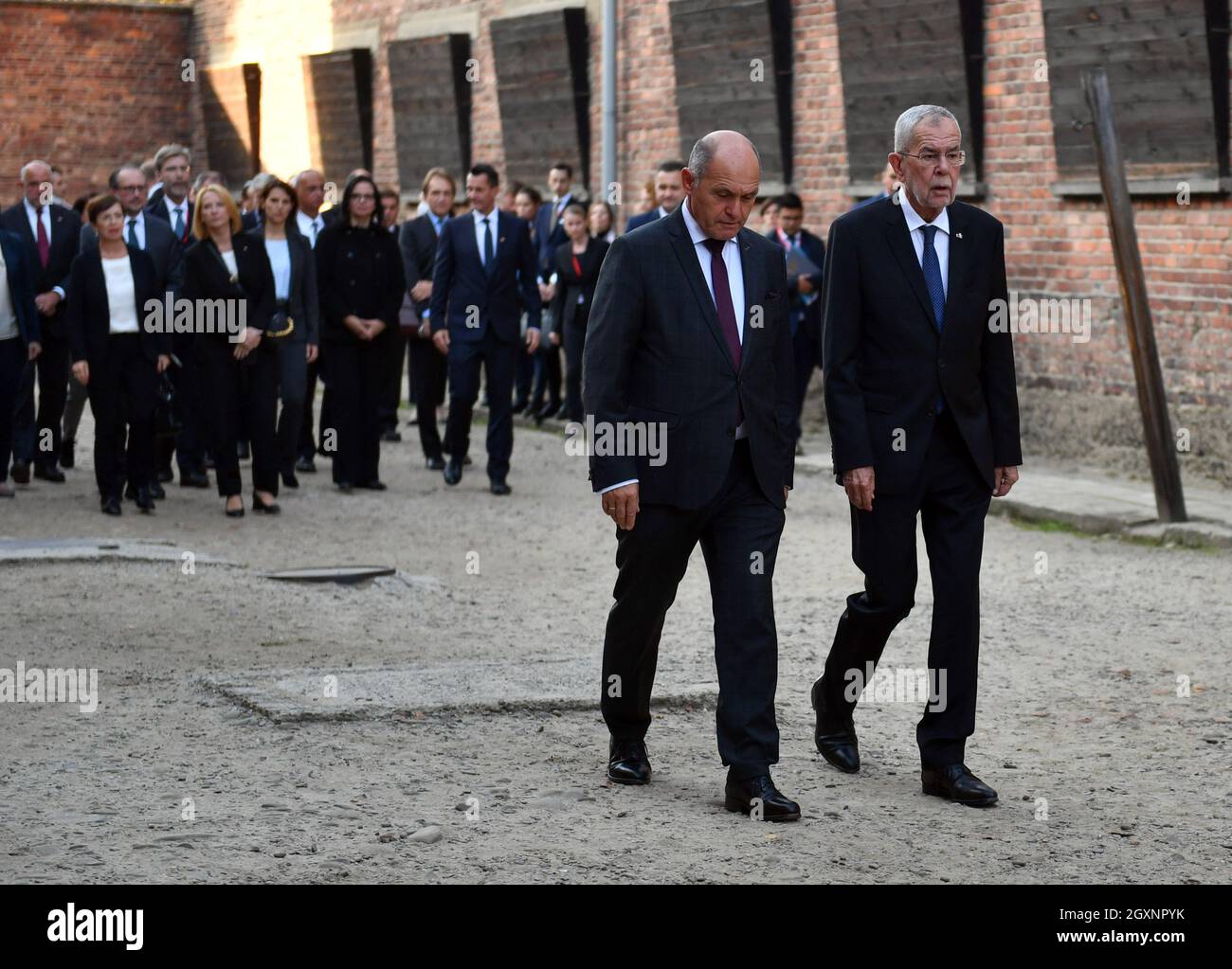 Oswiecim, Polonia. 4 ottobre 2021. Il presidente austriaco Alexander Van der Bellen (R) e il presidente del Consiglio nazionale austriaco, Wolfgang Sobotka (L), hanno visto andare a deporre una corona davanti al muro della morte nel Museo di Auschwitz. Il presidente austriaco Alexander Van der Bellen e il presidente del Consiglio nazionale austriaco Wolfgang Sobotka hanno visitato il sito commemorativo di Auschwitz e hanno partecipato all'apertura della mostra nazionale austriaca intitolata 'so far, so Close. Austria e Auschwitz». (Foto di Alex Bona/SOPA Images/Sipa USA) Credit: Sipa USA/Alamy Live News Foto Stock