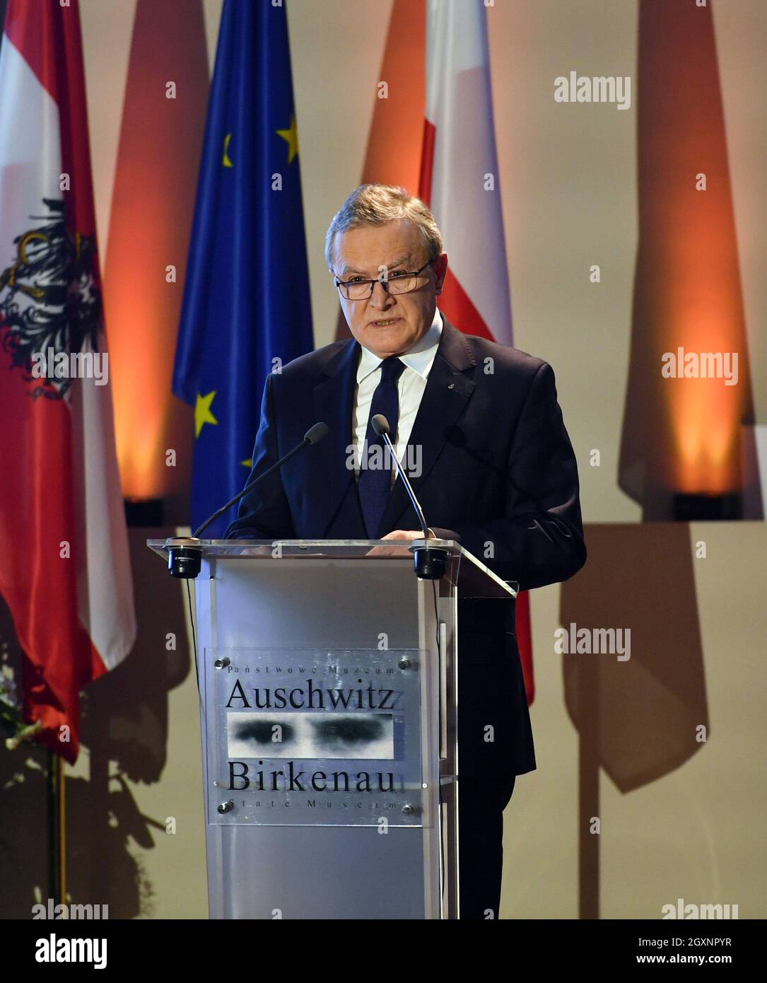 Oswiecim, Polonia. 4 ottobre 2021. Piotr Glinski, vice primo ministro parla durante l'evento. Il presidente austriaco Alexander Van der Bellen e il presidente del Consiglio nazionale austriaco Wolfgang Sobotka hanno visitato il sito commemorativo di Auschwitz e hanno partecipato all'apertura della mostra nazionale austriaca intitolata 'so far, so Close. Austria e Auschwitz». (Foto di Alex Bona/SOPA Images/Sipa USA) Credit: Sipa USA/Alamy Live News Foto Stock