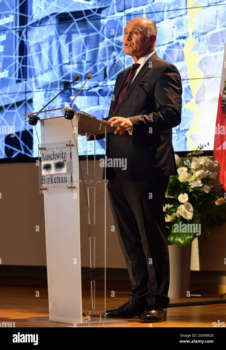 Oswiecim, Polonia. 4 ottobre 2021. Presidente del Consiglio nazionale austriaco, Wolfgang Sobotka interviene durante l'evento. Il presidente austriaco Alexander Van der Bellen e il presidente del Consiglio nazionale austriaco Wolfgang Sobotka hanno visitato il sito commemorativo di Auschwitz e hanno partecipato all'apertura della mostra nazionale austriaca intitolata 'so far, so Close. Austria e Auschwitz». Credit: SOPA Images Limited/Alamy Live News Foto Stock