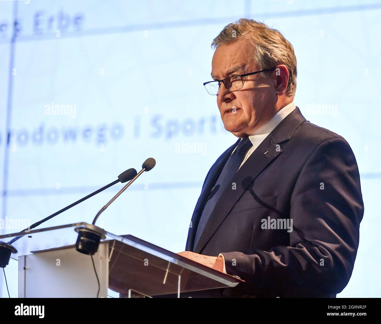 Oswiecim, Polonia. 4 ottobre 2021. Piotr Glinski, vice primo ministro parla durante l'evento. Il presidente austriaco Alexander Van der Bellen e il presidente del Consiglio nazionale austriaco Wolfgang Sobotka hanno visitato il sito commemorativo di Auschwitz e hanno partecipato all'apertura della mostra nazionale austriaca intitolata 'so far, so Close. Austria e Auschwitz». Credit: SOPA Images Limited/Alamy Live News Foto Stock