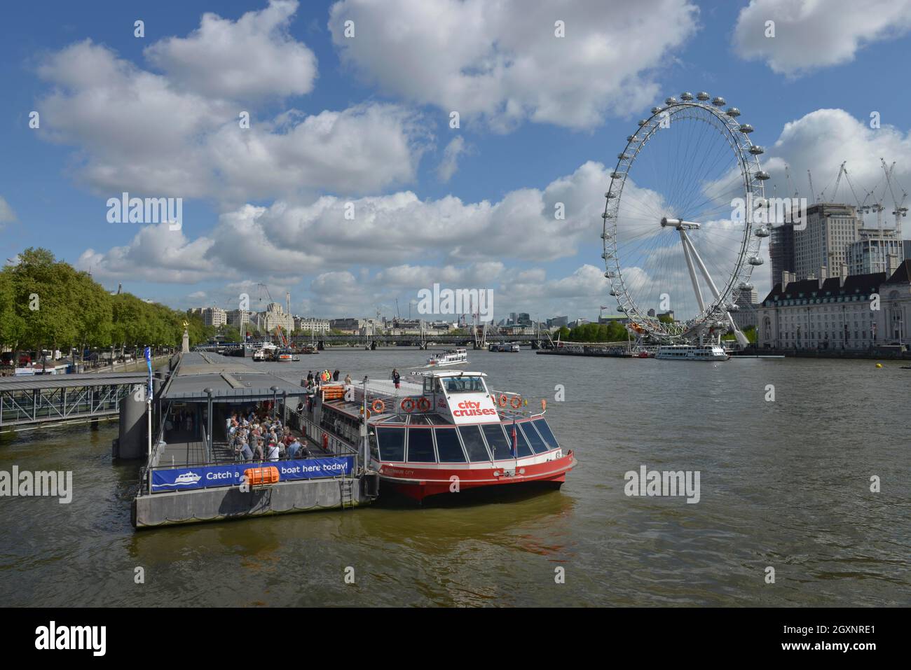 Westminster Pier, Millennium Wheel, Londra, Inghilterra, Regno Unito Foto Stock