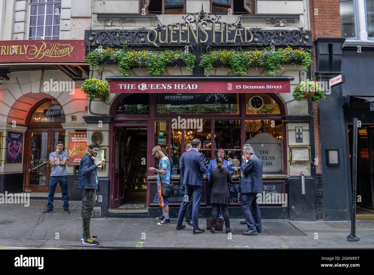 Pub, The Queens Head, Denham St, Soho, Londra, Inghilterra, Regno Unito Foto Stock