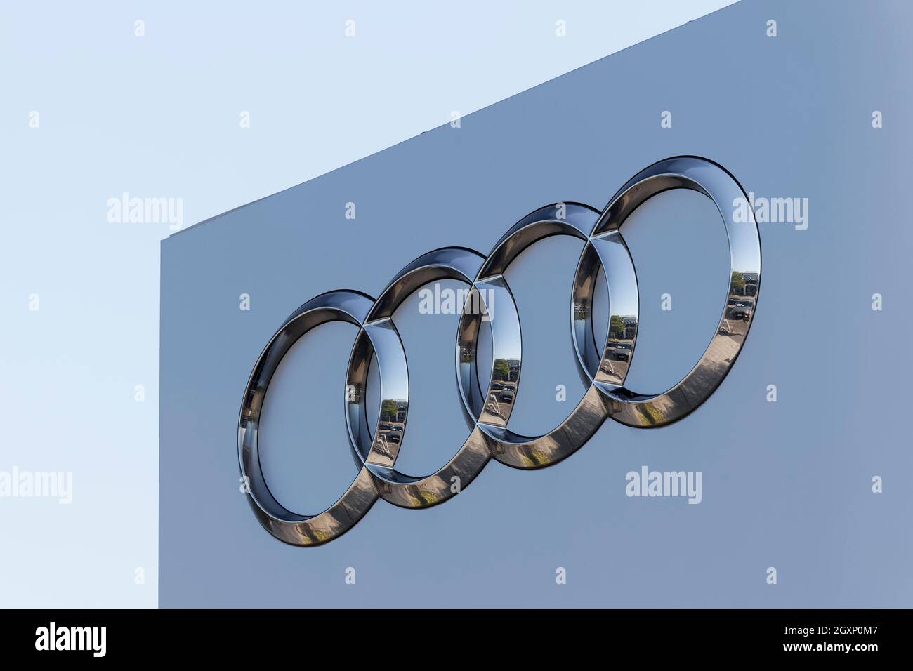 Logo di Audi AG su un pilastro, quattro anelli, marchio figurativo, Germania Foto Stock