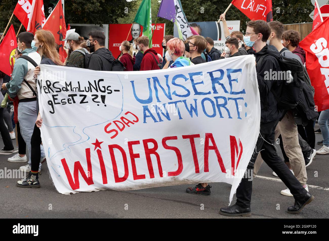 SDAJ, la Gioventù Socialista dei lavoratori tedeschi, dimostra per la libertà di riunione, bandiera con resistenza alla scrittura, Duesseldorf, Renania Settentrionale-Vestfalia Foto Stock