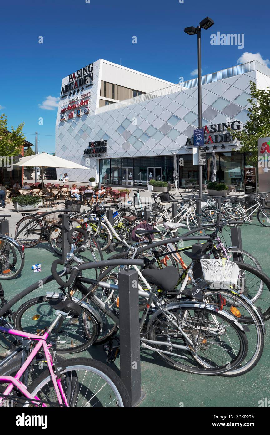 Piazza della stazione con parcheggio per biciclette e Pasing Arcaden, Pasing, Monaco, Baviera alta, Baviera, Germania Foto Stock