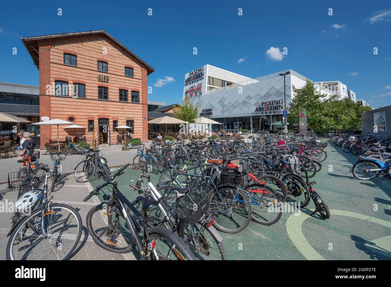 Piazza della stazione con parcheggio per biciclette e Pasing Arcaden, Pasing, Monaco, Baviera alta, Baviera, Germania Foto Stock