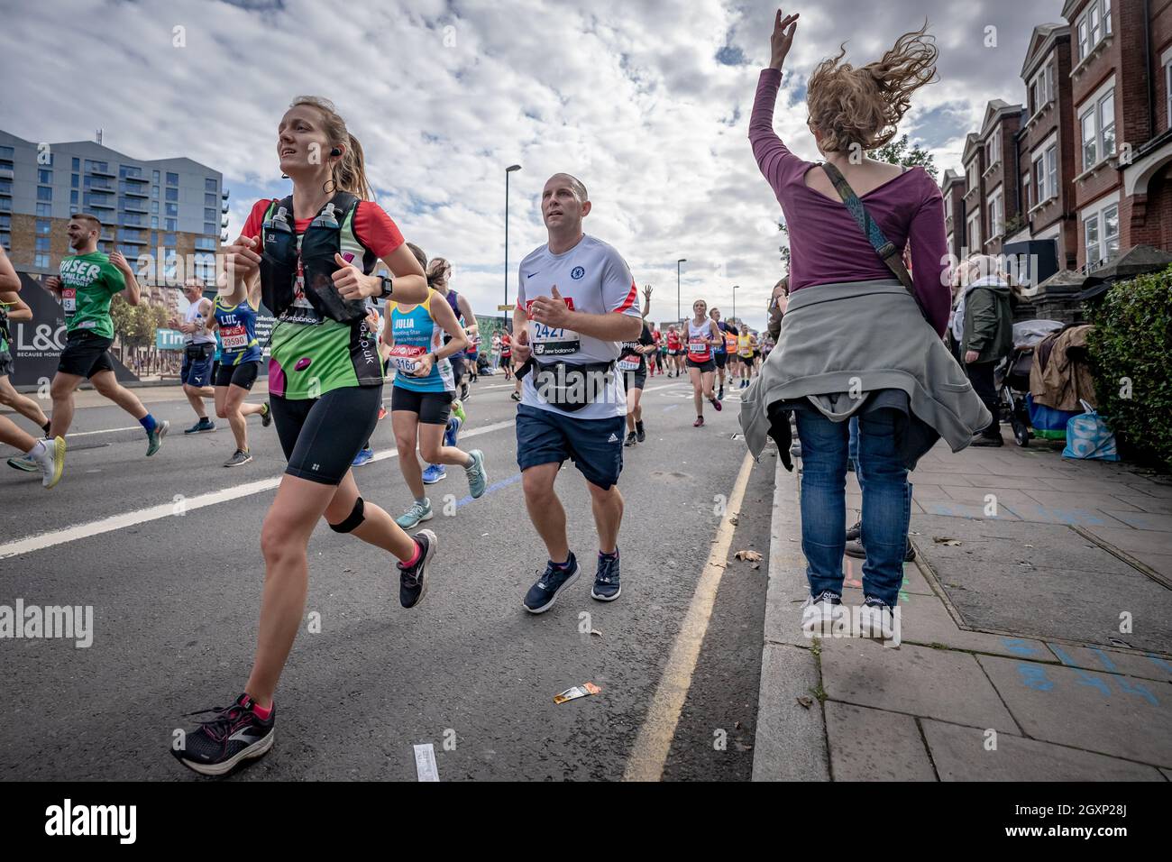 La maratona di Londra passa lungo la Evelyn Street di Deptford nel sud-est di Londra, il segno di 26.2 miglia del campo. Londra, Regno Unito. Foto Stock