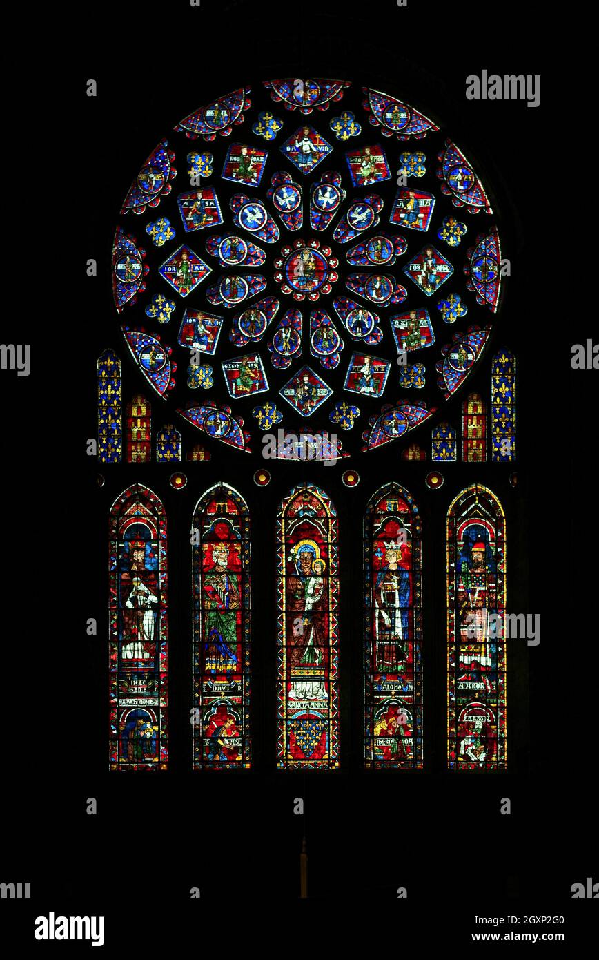 Rosone del transetto nord con cinque finestre a lancetta sotto, Cattedrale di Notre-Dame, Chartres, Eure-et-Loir, Francia Foto Stock
