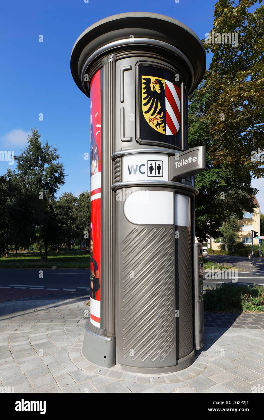 Pubblico, moderno, completamente automatico wc, sotto forma di un pilastro pubblicità stemma della città, Norimberga, Mittelfarnken, Franconia Foto Stock