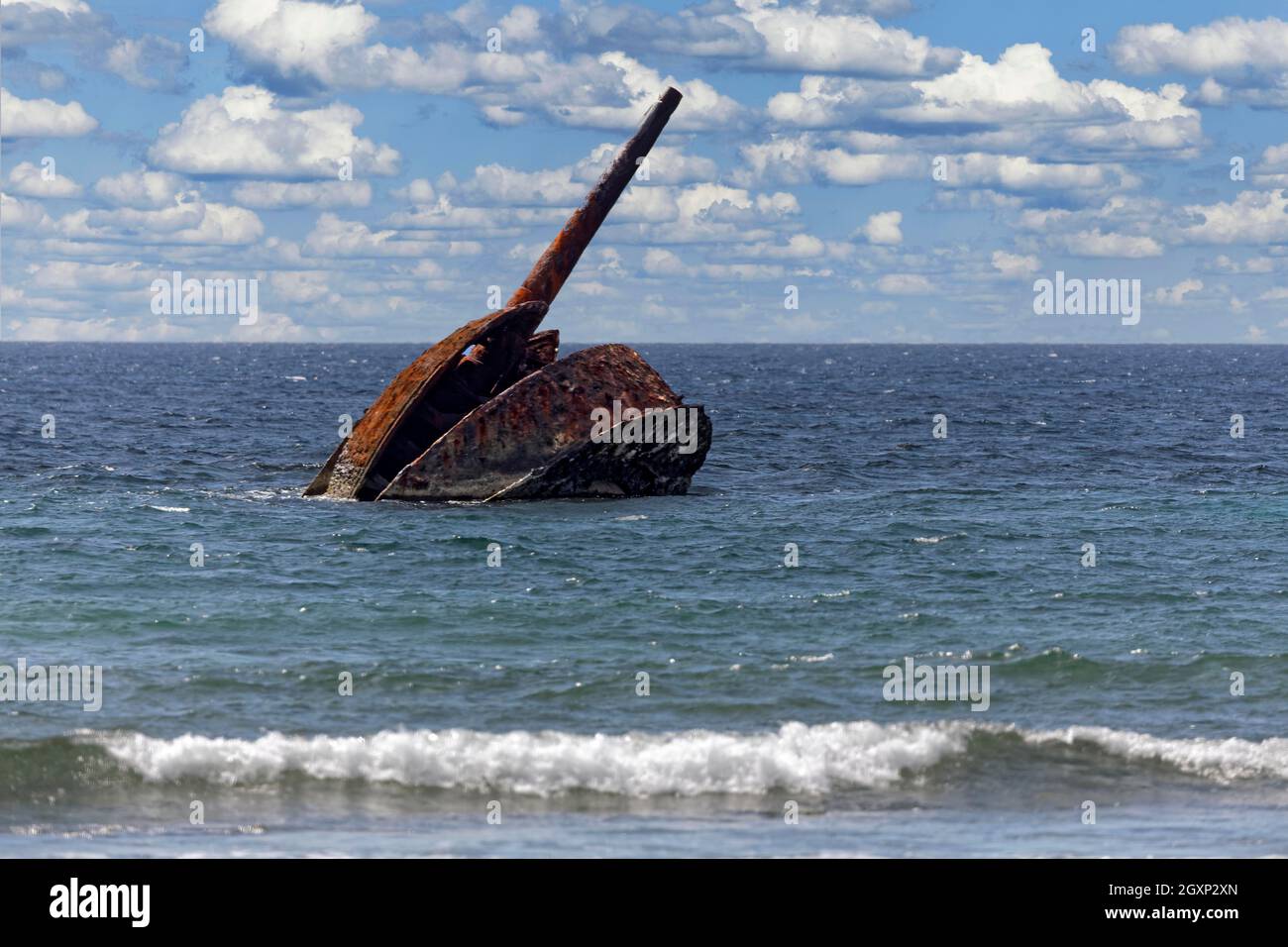 Torretta di pistola, arrugginita, Cruiser blindato spagnolo Christobal Colon, che sorge sopra la superficie del mare, esecuzione aground nella battaglia navale al largo di Santiago de Cuba il 03 Foto Stock