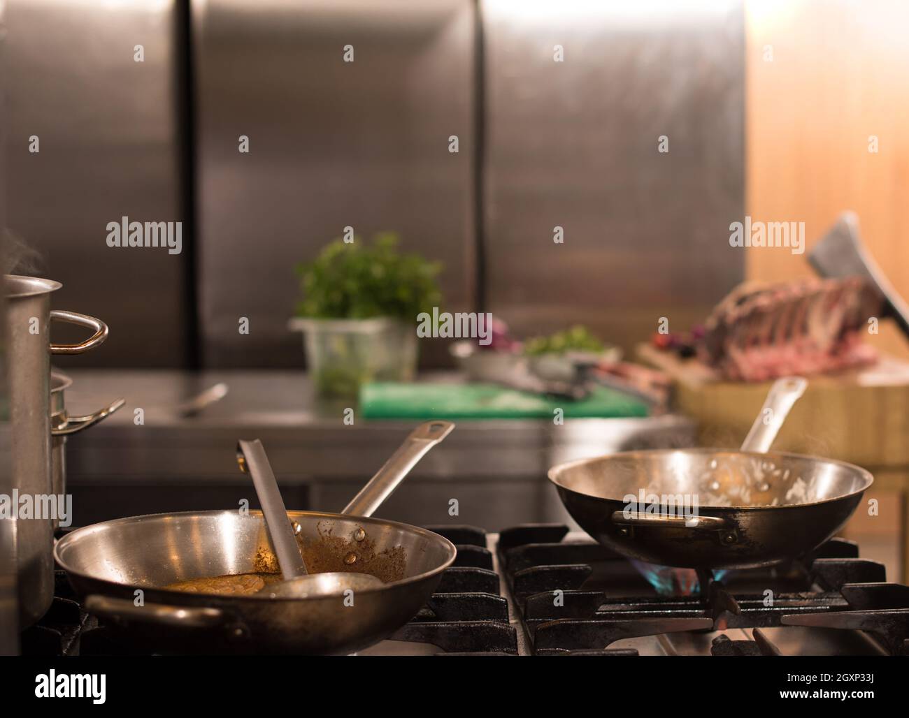 Lo chef prepara cibi, frittura in padella wok. La vendita e il concetto di cibo Foto Stock